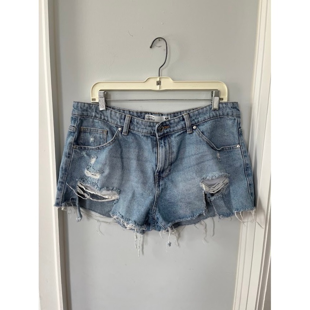 Refuge Denim Low Rise Distressed Denim Shorts Light Wash Blue Size 11 Frayed Hem